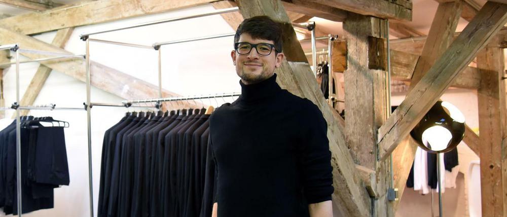Marlon Arnold kleidet Berliner für Galas und Bälle ein – und bügelt im Laden selbst.   