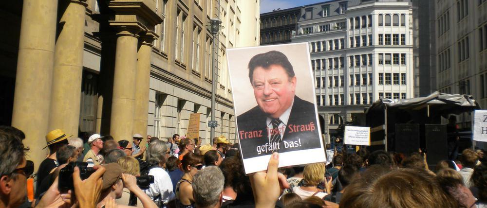 "Franz Josef Strauß gefällt das!" Bei der Demonstration vor dem Bundesjustizministerium in der Mohrenstraße wurde an die "Spiegel-Affäre" 1962 erinnert.