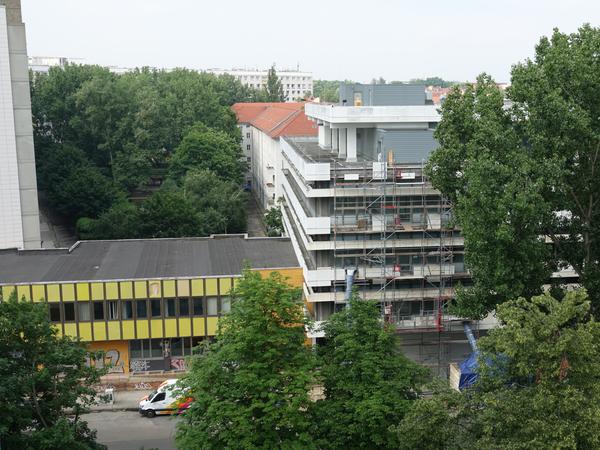 Die ehemalige Post der DDR von oben. Das Gebäude mit der weißen Fassade gehört zum Objekt. Hier soll ein Bürogebäude entstehen. 