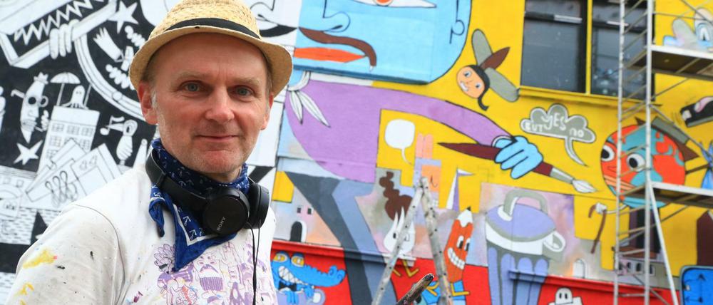 "Permanent Jetlag". Jim Avignon vor seinem Wandbild an der Urban Spree Galerie.