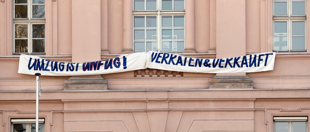 Die Belegschaft des Ministeriums ist so sauer, dass sie ein Banner an der Fassade des bisherigen Dienstsitzes angebracht hat. 
