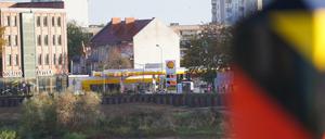 Blick von Deutschland aus nahe der deutsch-polnischen Grenze auf eine Tankstelle in Polen.