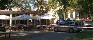 Die Umgebung des Tatorts im Kleinen Tiergarten an der Turmstraße wurde von der Polizei abgesperrt.
