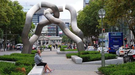 Die Skulptur „Berlin“ von Brigitte und Martin Matschinsky-Denninghoff steht seit 1987 an der Tauentzienstraße. Sie symbolisierte damals die Teilung der Stadt.