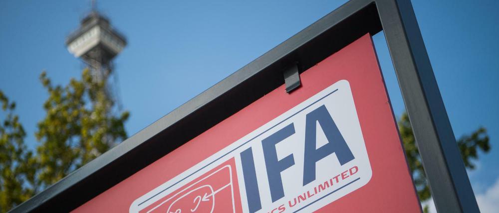 Ein Werbeplakat der Fachmesse IFA steht vor dem Berliner Funkturm.