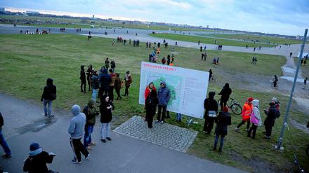 Das Tempelhofer Feld war am Wochenende wieder gut besucht. Der milde Winter hat den Unterschriftensammlern geholfen.