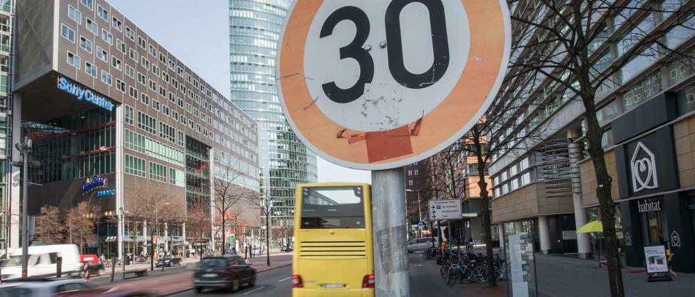 Seit Jahren weitet die Verkehrsverwaltung die Tempo-30-Abschnitte an Hauptstraßen in Berlin Schritt für Schritt aus.