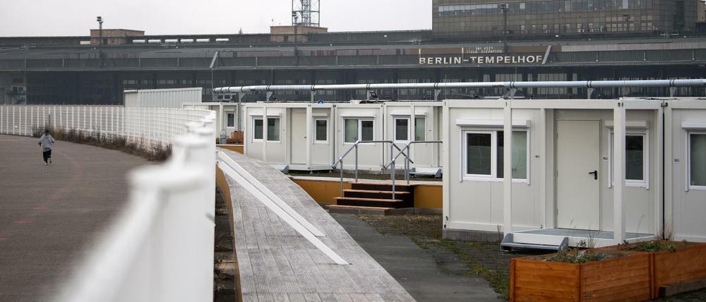 Blick auf das Containerdorf mit Tempohomes auf dem Tempelhofer Feld in Berlin. Der Senat rechnet mit steigenden Flüchtlingszahlen.