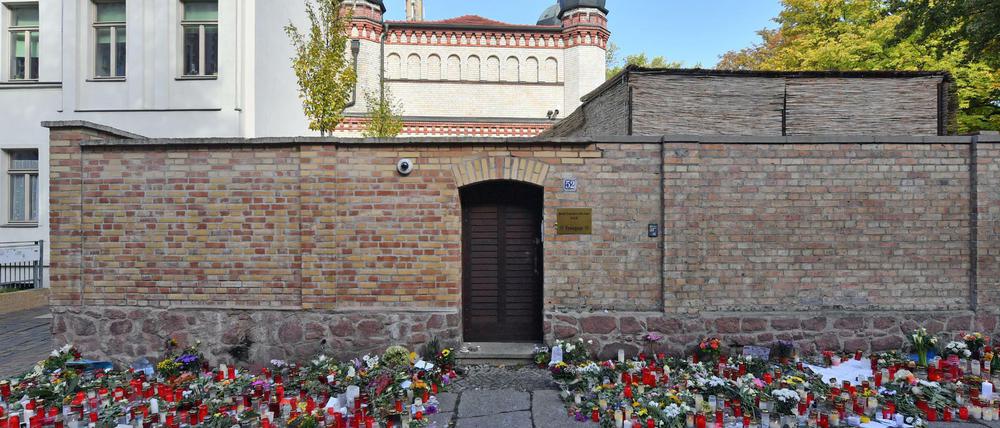 Blumen und Kerzen stehen neben der Tür zur Synagoge, vier Tage nach dem rechtsextremistischen Anschlag auf die Gemeinde.