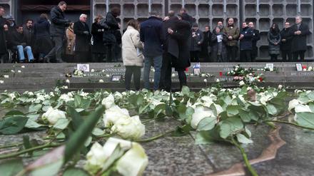 Angehörige legen am 19.12.2017 bei der Einweihung der Gedenkstätte an der Gedächtniskirche auf dem Breitscheidplatz in Berlin Kerzen nieder.