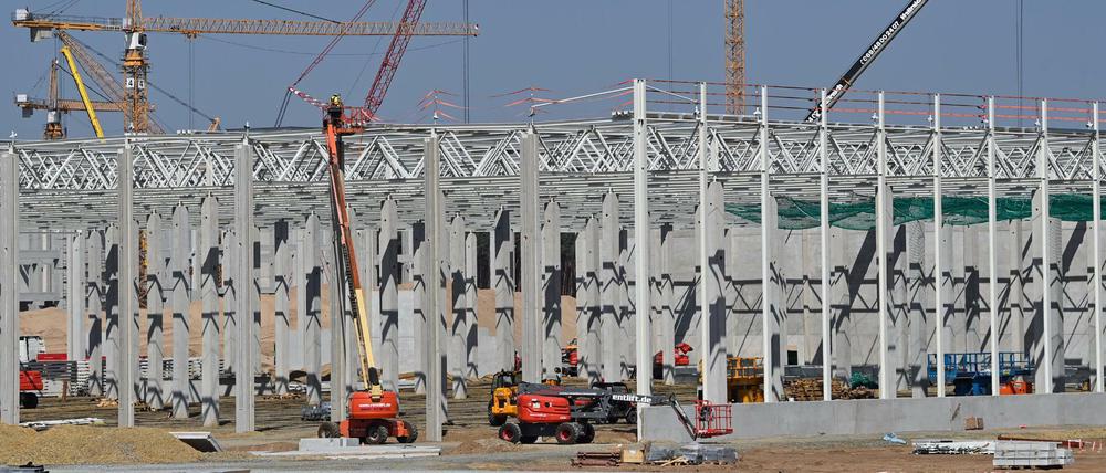 Kräne, Baumaschinen und erste Betonpfeiler für die künftige Tesla-Gigafactory sind auf dem Baugelände zu sehen.