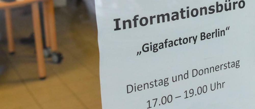 In einem Bürgerbüro in Grünheide kann man sich noch bis Ende März über den Bau der Tesla-Fabrik informieren. 