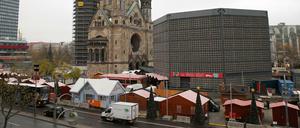 Der Weihnachtsmarkt am Breitscheidplatz ist im Aufbau. Zur Straße hin versperren Betonpoller den Weg.