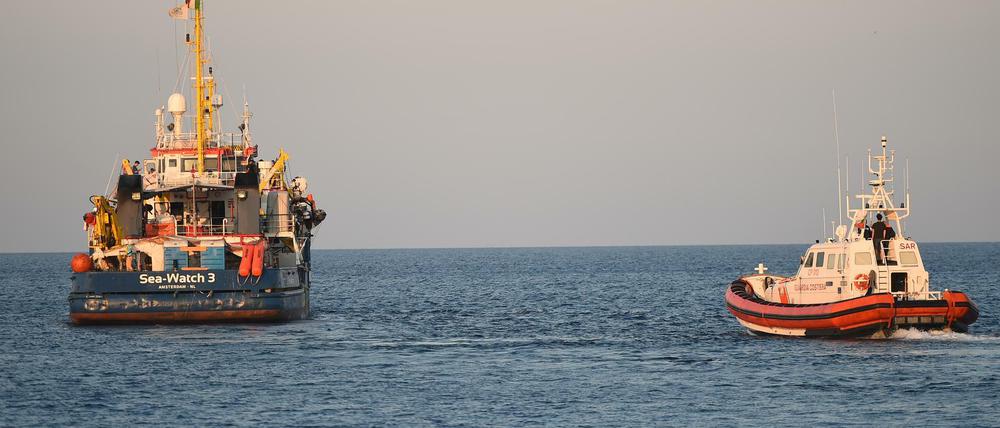 Das Schiff der deutschen Hilfsorganisation Sea-Watch ist nach dem unerlaubten Anlegen im Hafen der italienischen Insel Lampedusa beschlagnahmt worden.