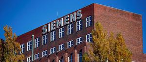 Das Siemens-Logo zu sehen auf einem Gebäude in der Siemensstadt in Berlin.