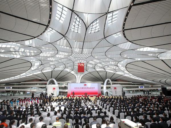 Die Eröffnungsfeier am Flughafen Peking im vergangenen Jahr unter dem seesternförmigen Dach.