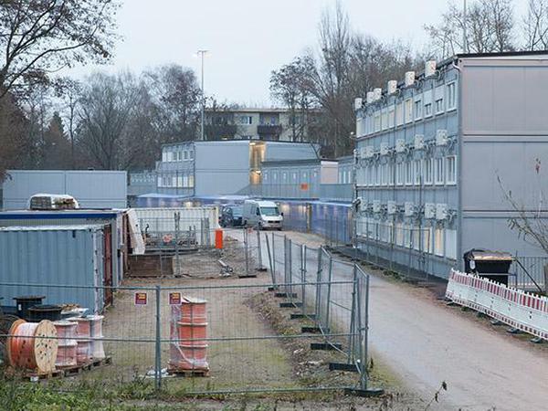 Eine Stadt vor der Stadt. 170 solcher Containermodule stehen momentan auf der Baustelle des Heizkraftwerks in Lichterfelde.
