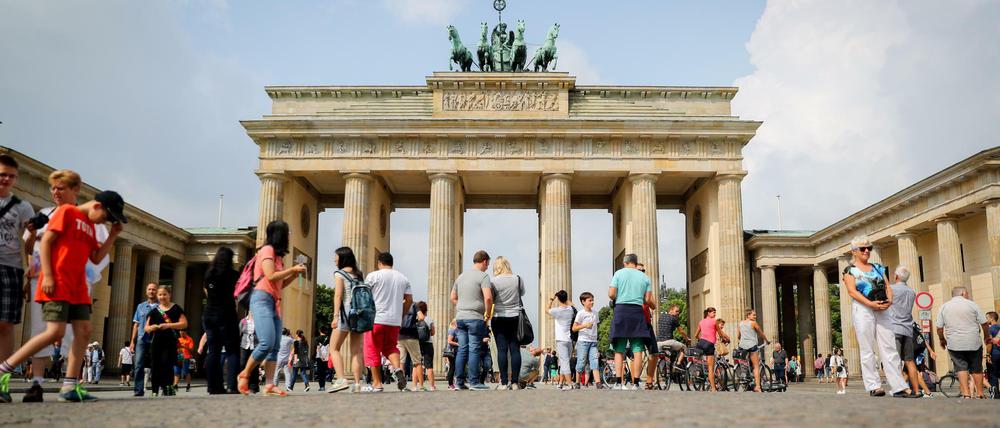 Viele Touristen zieht es vor allem zu Attraktionen wie dem Brandenburger Tor. Das soll sich jetzt ändern.