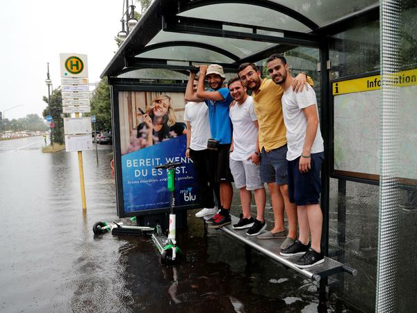 Touristen aus Portugal haben sich an einer Busstation in Tiergarten vor den Wassermassen in Sicherheit gebracht. 