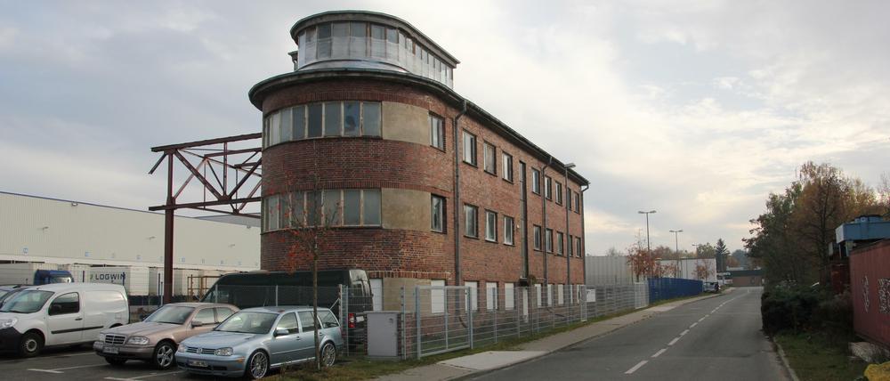 Der ehemalige Kontrollturm auf der Südseite des Platzes, die angrenzende Halle wurde abgerissen (zur Orientierung: Am Ende der Straße befindet sich das heutige McDonald's an der Heerstraße).