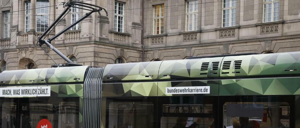 Seit einem Jahr wirbt die Bundeswehr großflächig auf Straßenbahnen.