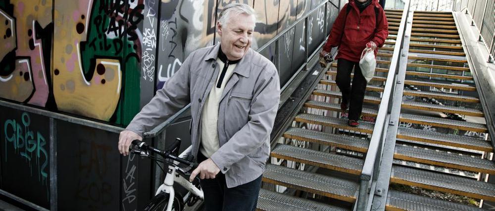 Selbstverständlich mit dem Rad unterwegs. Dänemarks Transportminister Henrik Dam Kristensen am Kopenhagener S-Bahnhof Østerport. Der Minister ist gerade auf dem Weg zur Einweihung neuer DSB S-Bahnzüge, die mehr Fahrräder als bisher transportieren können. Seit 2010 ist der Transport eines Fahrrades in der S-Bahn kostenlos. Seither werden pro Jahr nicht mehr 2,1 Millionen Fahrräder, sondern 7,3 Millionen transportiert. 