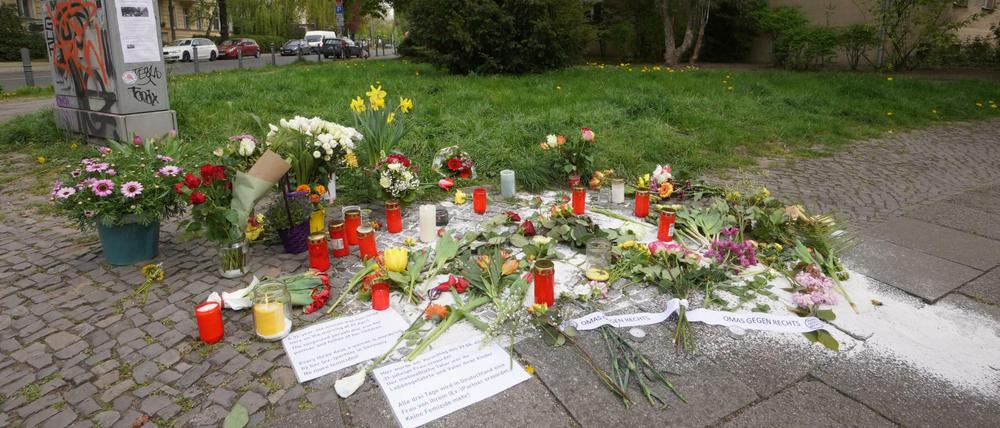 Ende April wurde die sechsfache Mutter in Pankow auf der Straße erstochen. Ihr Ehemann kam als mutmaßlicher Täter in Untersuchungshaft. Am Tatort wurden Blumen und Kerzen abgelegt.
