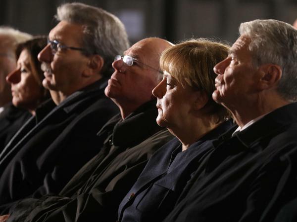 Trauergottesdienst in der Gedächtniskirche. Die Kanzlerin, der damalige Bundespräsident Joachim Gauck und andere politische Vertreter kurz nach dem Anschlag. 