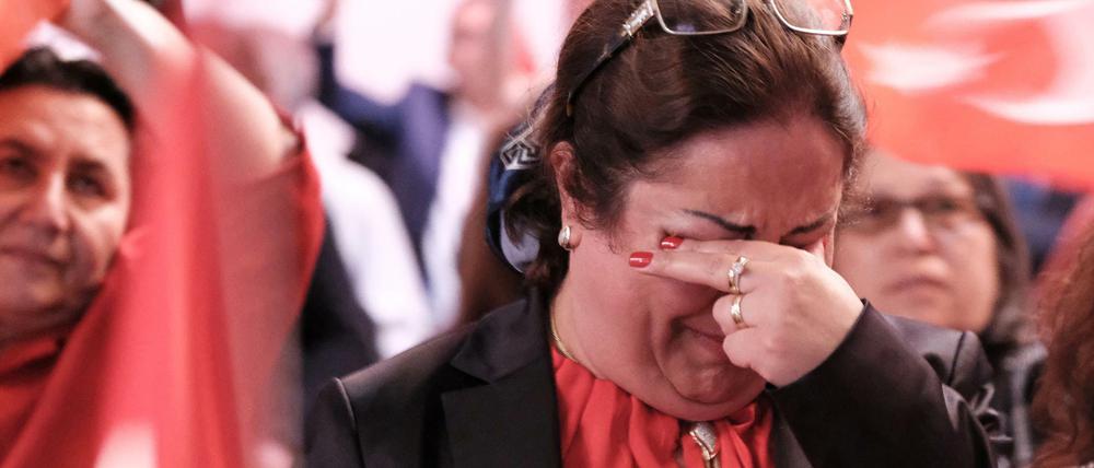 Eine Teilnehmerin einer Wahlparty der Cumhuriyet Halk Partisi (CHP, Republikanische Volkspartei) weint am 16.04.2017 im Theater 28 in Berlin, während Hochrechnungen auf eine Leinwand projiziert werden.