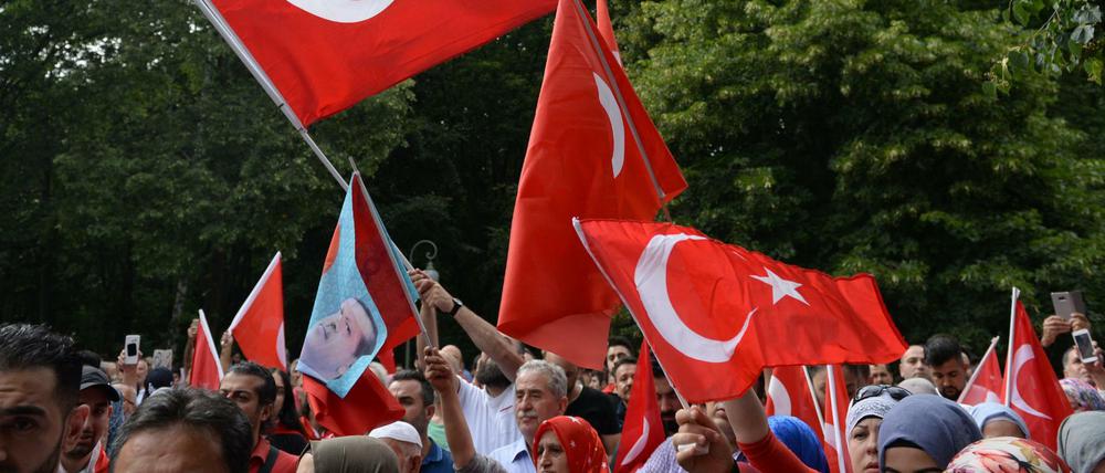 Solidarität. Hunderte Berliner Türken folgten dem Aufruf des Staatspräsidenten und gingen gegen den Militärputsch auf die Straßen. Die Kritiker der AKP-Regierung in Ankara halten sich dagegen auch hierzulande mit öffentlichem Protest zurück.
