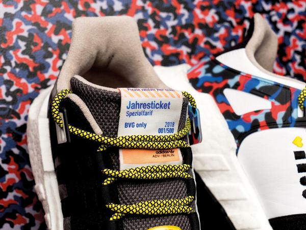 Ein Adidas-Sneaker im Design der U-Bahnsitze mit integriertem Jahresticket.