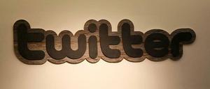 Alles noch auf Holz, oder schon digital? Immer mehr Ministerien nutzen Soziale Netzwerke wie Twitter professionell.