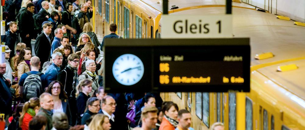 Wenn der Zug kommt, ist er oft voll. Der öffentliche Nahverkehr funktioniert oft nicht so wie es sich die Berliner wünschen.