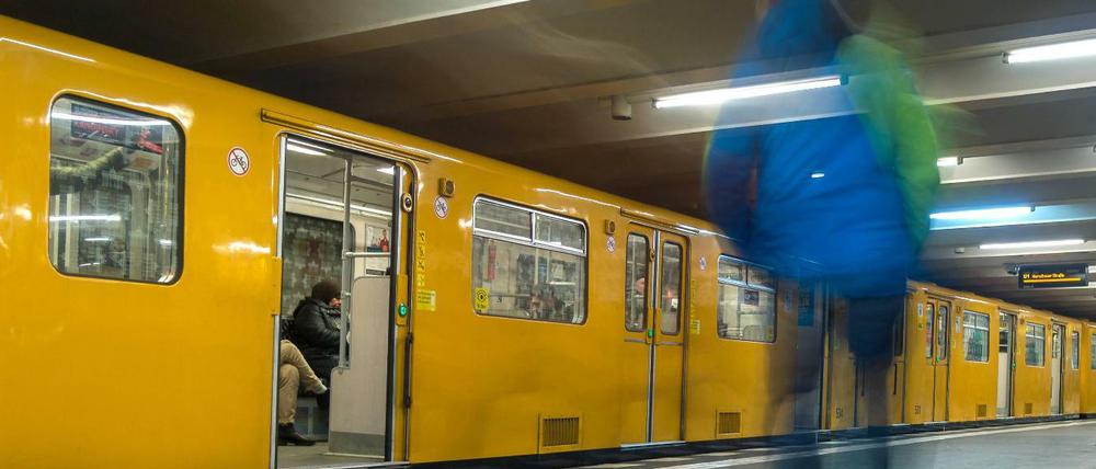 Eine U-Bahn hält in einem Berliner U-Bahnhof.