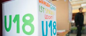 Bunt gemalte Wahlkabine zur Wahl der Unter-18-Jährigen.