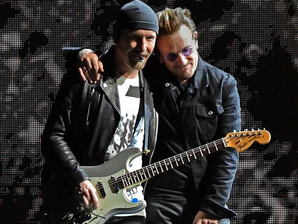 Dass sich Bono und The Edge - wie hier am 28. Juni in New Jersey - noch so lieb haben, ist auch Brain Eno zu verdanken.