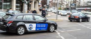 Ein Fahrzeug von Uber in Berlin: Es werden immer mehr, aber noch gibt es mehr klassische Taxis.