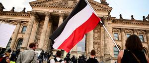 Für die sogenannten Reichsbürger existiert die Bundesrepublik Deutschland nicht. Hier ein Bild von Teilnehmern einer Kundgebung gegen die Corona-Maßnahmen vor dem Reichstag mit der Reichsflagge. 