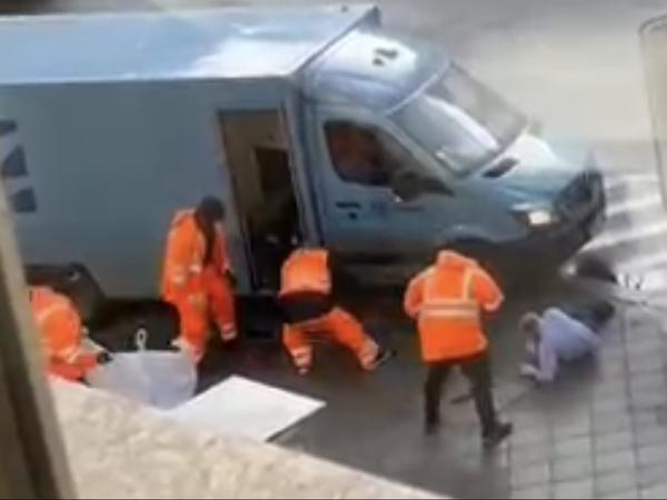 Vier Männer in orangenen Anzügen haben den Geldtransporter am Freitag überfallen.