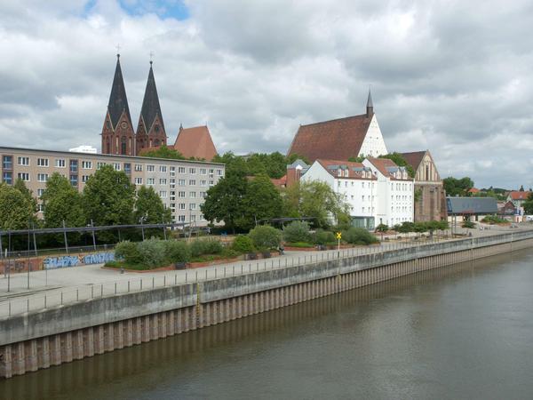 Uferpromenade mit den Türmen der Friedenskirche und der Konzerthalle, die früher eine Klosterkirche war. 