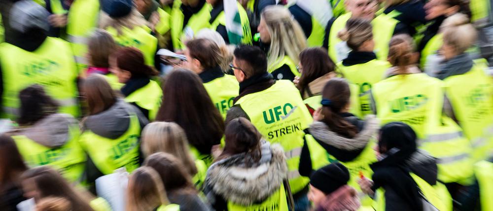 Mehr Geld und bessere Bedingungen fordert die Flugbegleiter-Gewerkschaft Ufo für ihre Mitglieder. Kann der geplante Streik kommende Woche noch abgewendet werden?