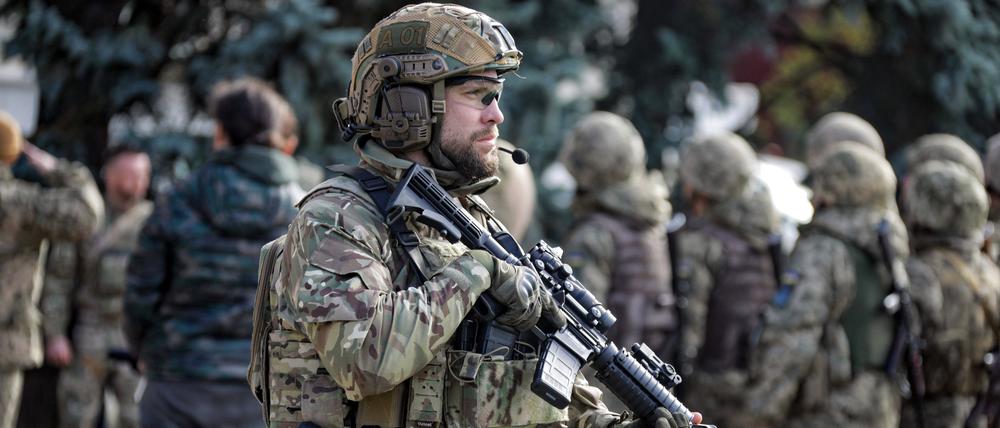 Ein Soldat beim Besuch des ukrainischen Präsidenten Selelnskyi in der kürzlich von russischen Truppen befreiten Stadt Cherson.