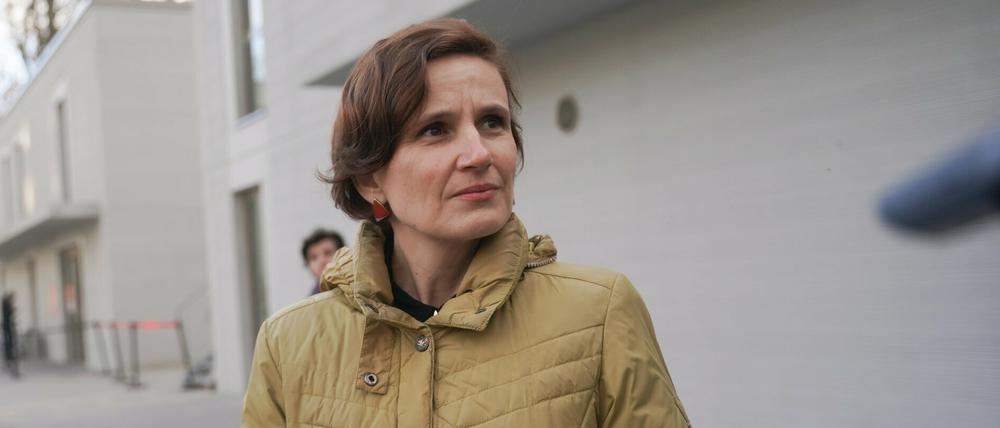 Katja Kipping (Die Linke), Sozialsenatorin, bei einem Besuch des Landesamtes für Flüchtlingsangelegenheiten Berlin (LAF) in Reinickendorf Ende Februar.  