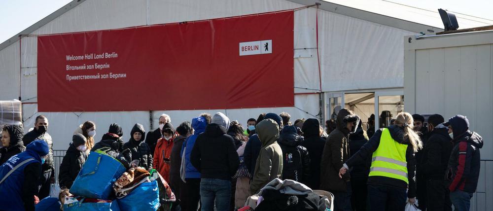 Kriegsflüchtlinge aus der Ukraine stehen vor der "Welcome Hall Land Berlin", der Erstanlaufstelle am Berliner Hauptbahnhof.