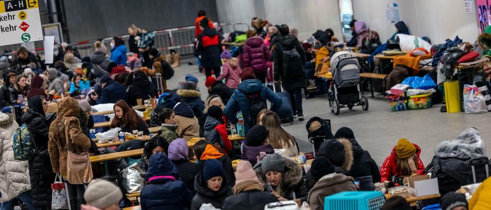 Menschen warten in der Anlaufstelle für Flüchtlinge aus der Ukraine am Berliner Hauptbahnhof.