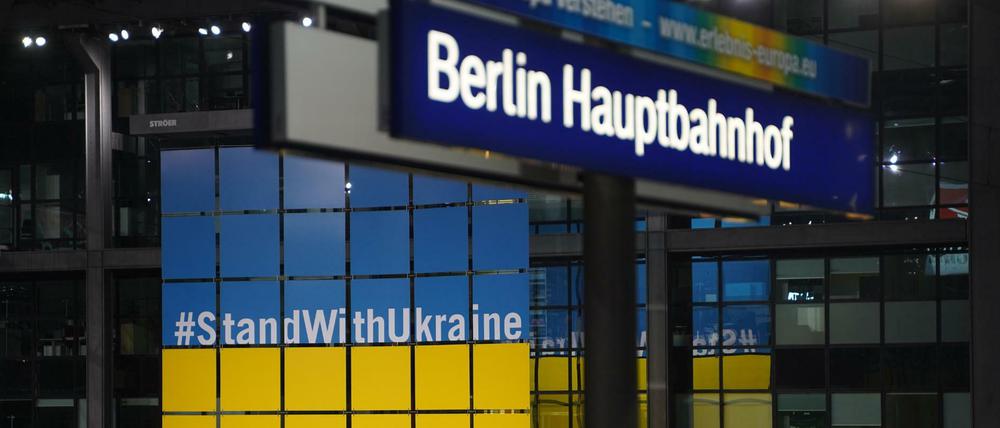Für viele das Tor nach Berlin: der Hauptbahnhof, versehen mit einer Solidaritätsadresse in den Farben der ukrainischen Flagge.