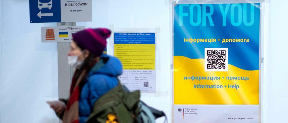 Die ersten Schritte: eine geflüchtete Frau aus der Ukraine nach ihrer Ankunft am Berliner Hauptbahnhof.