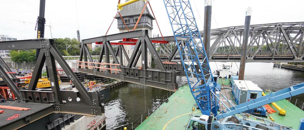 Im September wurde mit der Montage der provisorischen Elsenbrücke begonnen. Die daneben befindliche Eisenbahnbrücke ist von den Arbeiten nicht betroffen.