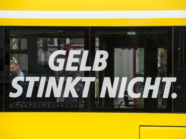 " Gelb stinkt nicht" steht auf einem Bus der Berliner Verkehrsbetriebe (BVG).