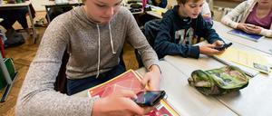 Im Unterricht sind Smartphones und Videos teilweise Bestandteil der Lehre. Schüler dürfen aber nicht zum Zweck der Disziplinierung gefilmt werden.